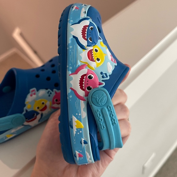 Baby Shark Crocs 🦈 - Picture 3 of 5